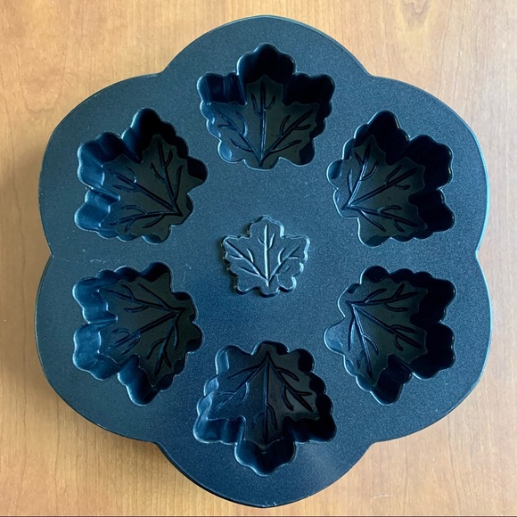 Nordic Ware Maple Leaf Pan - Picture 3 of 7